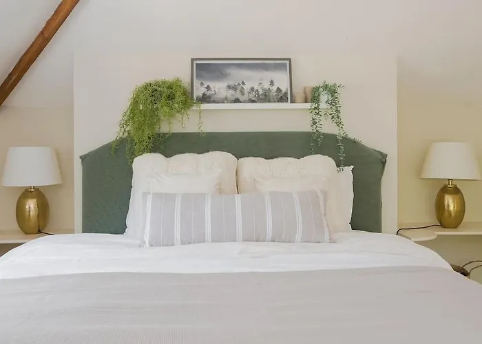 Adorable 2 Bedroom Guest House