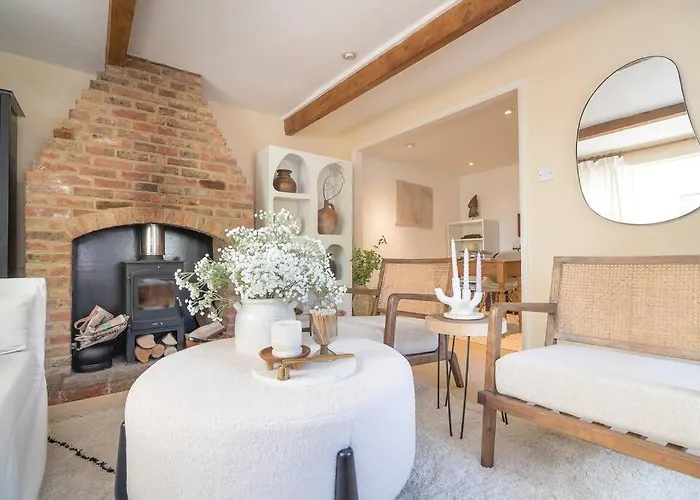 Adorable 2 Bedroom Guest House